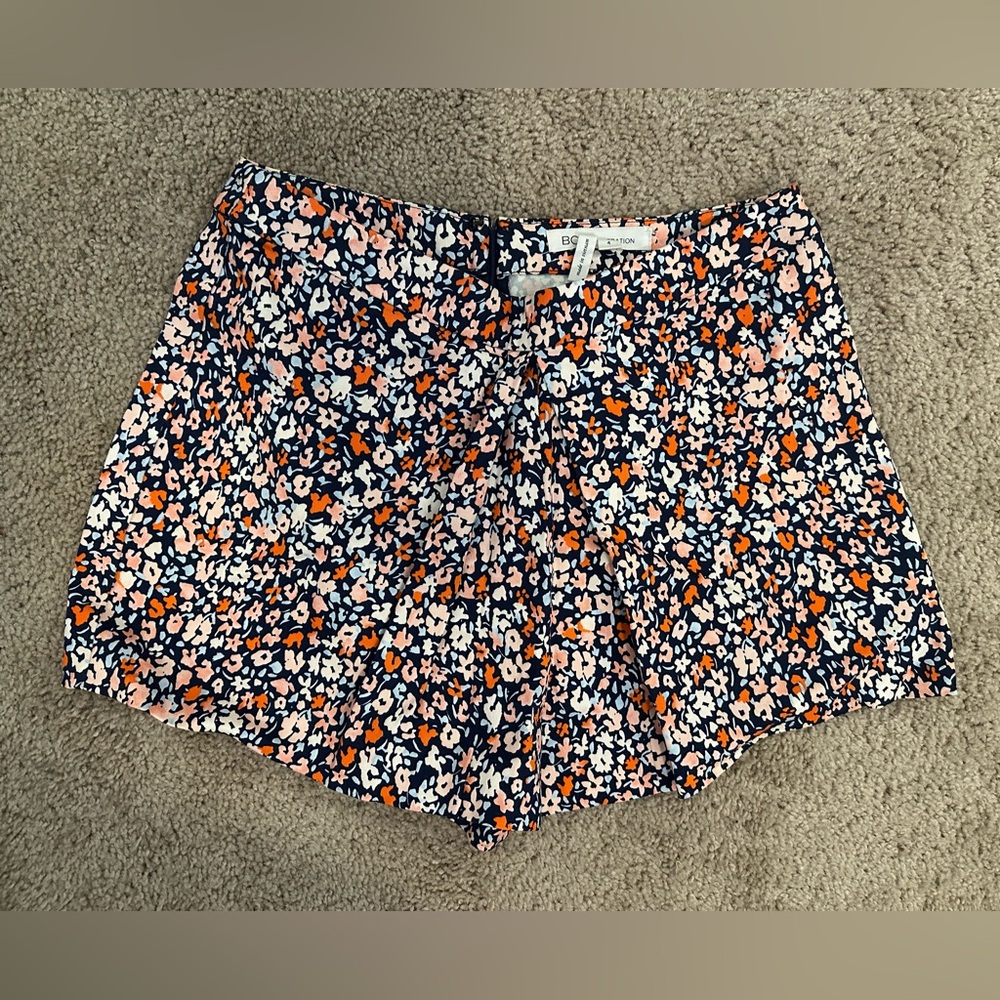 BCBG Generation flared/pleated floral shorts